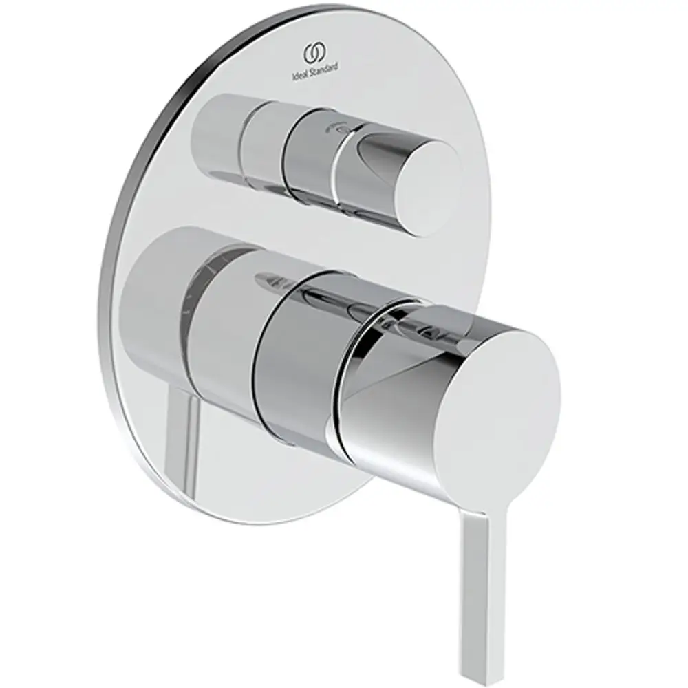 Chromfarbene Wandarmatur von Ideal Standard mit zwei Steuerknöpfen und einem Hebel zur Regulierung von Temperatur und Wasserfluss.